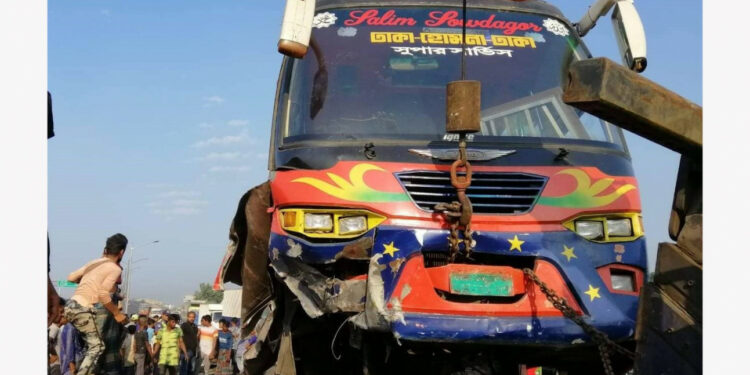 চলন্ত বাসের চাকা খুলে সড়ক বিভাজকে ধাক্কা, নিহত ১, আহত ৫