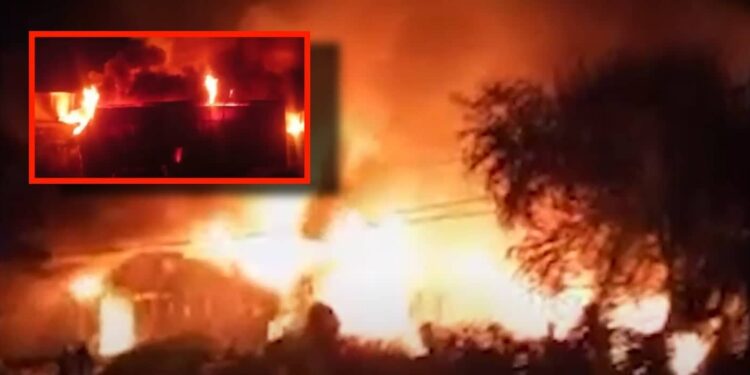 সিদ্ধিরগঞ্জে অগ্নিকাণ্ড : ঝুটের গোডাউন পুড়ে ছাই