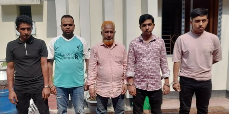 তুচ্ছ ঘটনায় রূপগঞ্জে শিক্ষার্থীকে কুপিয়ে যখম, আটক ৫