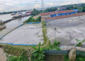 রূপগঞ্জে শীতলক্ষ্যা নদীর ২০০ ফুট দখল করে বালু ভরাটের অভিযোগ