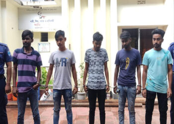 দেশীয় অস্ত্রসহ রূপগঞ্জের ৫ কিশোর গ্রেপ্তার