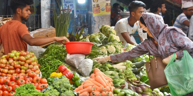 বাজারে চিনি-ডাল-আটা-মুরগির দাম বৃদ্ধি