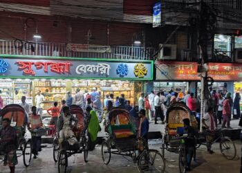 অভিযানে দোকান নিল ম্যাজিস্ট্রেট ! ‘লুট; করলো কারা ?