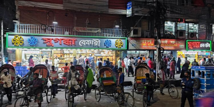 অভিযানে দোকান নিল ম্যাজিস্ট্রেট ! ‘লুট; করলো কারা ?