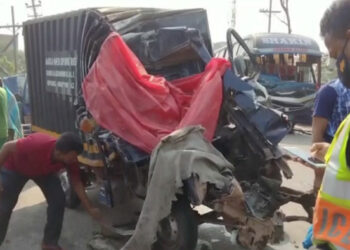 রূপগঞ্জে বাস-পিকআপ মুখোমুখি সংঘর্ষ, চালক নিহত