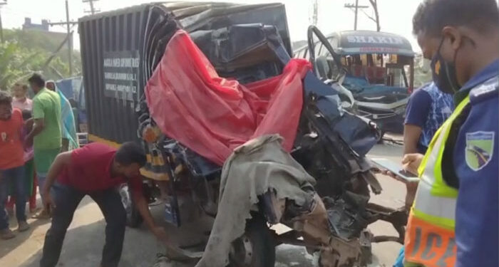 রূপগঞ্জে বাস-পিকআপ মুখোমুখি সংঘর্ষ, চালক নিহত