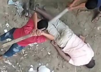 ফতুল্লায় সন্ত্রাসীদের হামলার শিকার ব্যবসায়ী, ভিডিও ভাইরাল