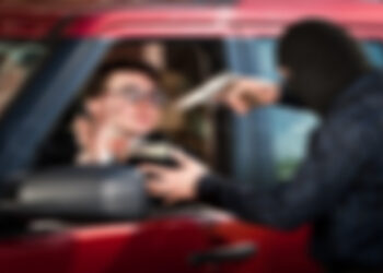 আড়াইহাজারে প্রবাস ফেরৎ যুবকের গাড়ী আটকে ডাকাতি