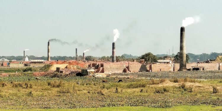 ৬৪ ইটভাটা, বৈধ চারটি ! দূর্ণীতিবাজ ঘিরে সমালোচনার ঝড়