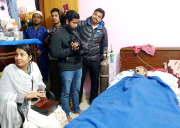 অসুস্থ মুক্তিযোদ্ধা লুৎফর রহমানের বাসায় জেলা প্রশাসনের প্রতিনিধি দল