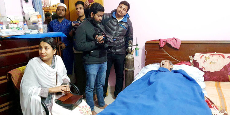 অসুস্থ মুক্তিযোদ্ধা লুৎফর রহমানের বাসায় জেলা প্রশাসনের প্রতিনিধি দল