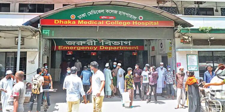 সিদ্ধিরগঞ্জে ট্রাকের চাকা বিস্ফোরণে স্বামী স্ত্রী আহত