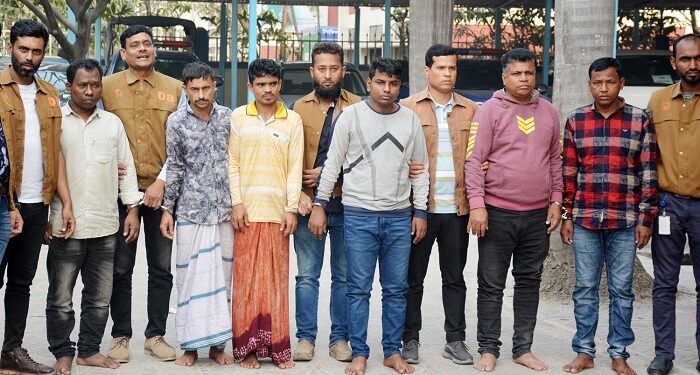 ডিবির হাতে পোষাকসহ ভূয়া ৬ ডিবি আটক