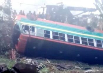 সিদ্ধিরগঞ্জে নিয়ন্ত্রণ হারিয়ে বাস খাদে, আহত ২৫