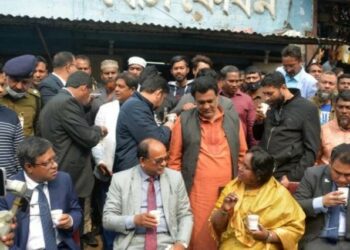 সেই বোস কেবিনের চা কাকলেট খেলেন মন্ত্রী মেয়র