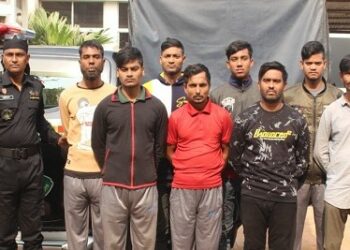 আড়াইহাজারে অস্ত্রসহ দুর্ধর্ষ ৮ ডাকাত গ্রেফতার