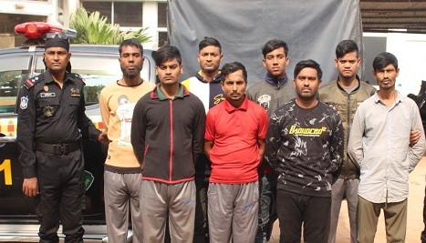 আড়াইহাজারে অস্ত্রসহ দুর্ধর্ষ ৮ ডাকাত গ্রেফতার