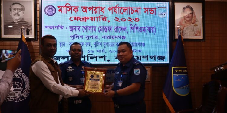 ডিবির ওসি নজরুল শ্রেষ্ঠ পুরস্কার পেয়ে চাইলেন দোয়া