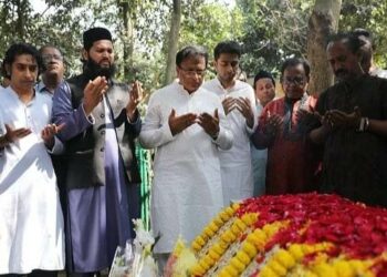 ত্বকীর হত্যার ১০ বছর : কবরে পুষ্পস্তবক অর্পণ