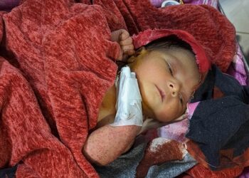 রূপগঞ্জে ময়লার ভাগাড়ে কাফনের কাপড়ে নবজাতক !