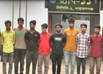 যানজটে র‍্যাবের গাড়িতে ‘ডাকাতি’! অস্ত্রসহ গ্রেপ্তার ৮