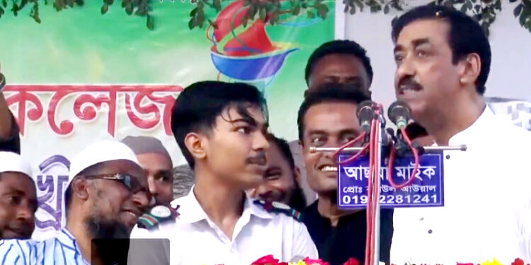 ‘মাইয়া ভাগাইয়া নিয়া আইসা পড়বি’- স্কুল ছাত্রকে শামীম ওসমান !