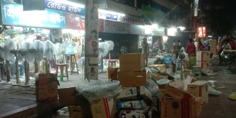 ‘ঈদের আমেজে পাখা বিক্রি !’ কাঠের চশমা পরা আইনশৃংখলা বাহিনী