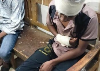 মাদক ব্যবসাযীর কান্ড : ‘ডিবি পুলিশরে বাড়ি চিনাইলি কে ?’