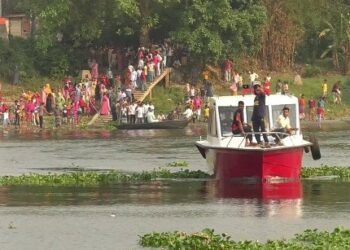 শীতলক্ষ্যায় জাহাজের ধাক্কায় নৌকা ডুবে কিশোরী নিখোঁজ