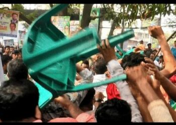 চাষাঢ়ায় বিএনপির নেতা-কর্মীদের হাতাহাতি-চেয়ার ছোড়াছুড়ি