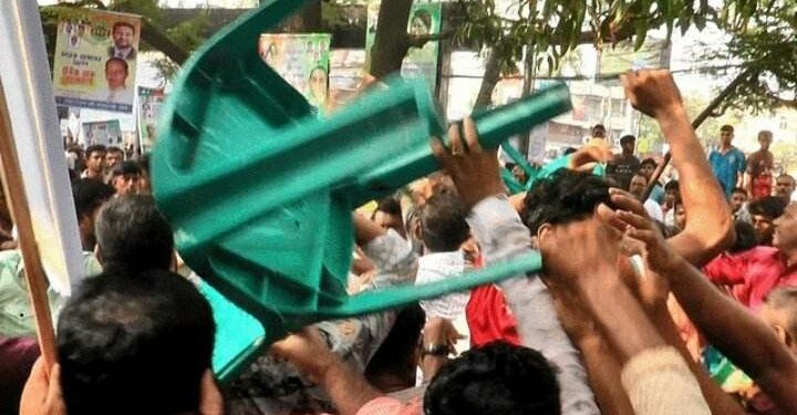 চাষাঢ়ায় বিএনপির নেতা-কর্মীদের হাতাহাতি-চেয়ার ছোড়াছুড়ি