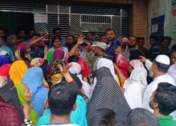 রূপগঞ্জে বিদ্যুৎ অফিস ঘেরাও