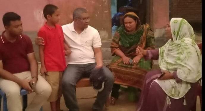 সাংবাদিক নাদিমের বাড়িতে পুলিশ সুপার, ৫০ হাজার টাকা দেওয়ার আশ্বাস