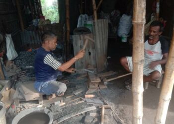 ‘চুলার আগুল জ্বললেই কামারের পেটের আগুন নিভে’