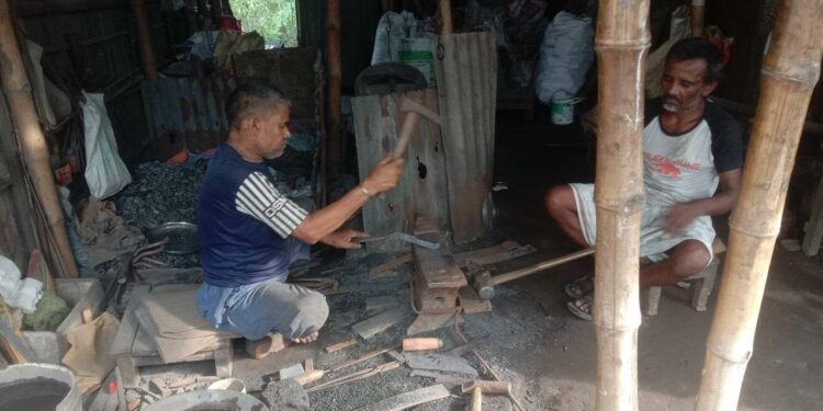 ‘চুলার আগুল জ্বললেই কামারের পেটের আগুন নিভে’