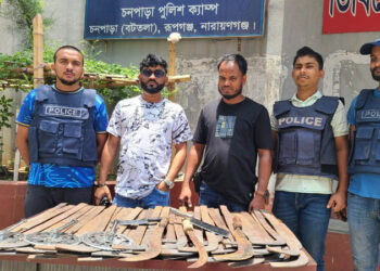 চনপাড়া বস্তিতে পুলিশের অভিযান, বিপুল অস্ত্র উদ্ধার