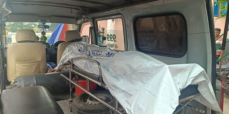 রূপগঞ্জে কাভার্ডভ্যান চাপায় কারখানায় কর্মরত শ্রমিক নিহত