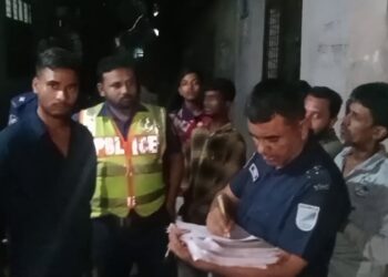 স্ত্রীকে গলাকেটে হত্যাচেষ্টা, ছোড়াসহ স্বামী আটক