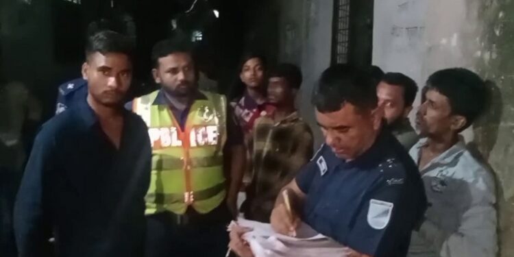 স্ত্রীকে গলাকেটে হত্যাচেষ্টা, ছোড়াসহ স্বামী আটক