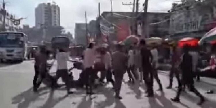 চাষাড়ায় বিএনপি কর্মীদের সশস্ত্র মহড়া, পিটিয়ে হত্যার চেষ্টা