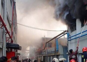 ফতুল্লার ফকির গার্মেন্টসে আগুন, ‍নিয়ন্ত্রণে ১০ ইউনিট