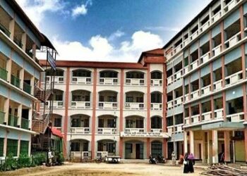 পরীক্ষা কেন্দ্রে সিলিং ফ্যান ছিঁড়ে এইচএসসি পরীক্ষার্থী আহত