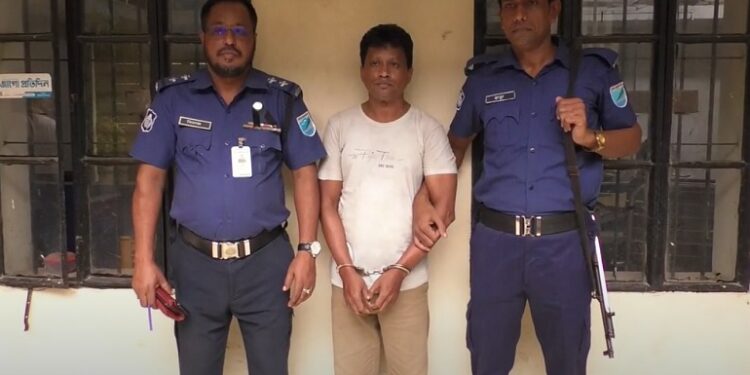 রুপগঞ্জে অস্ত্র ও গুলিসহ সন্ত্রাসী গ্রেপ্তার