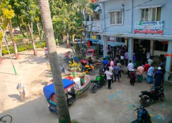 আড়াইহাজারে জরুরী বিভাগে ডাক্তারের উপর ছাত্রলীগের হামলা