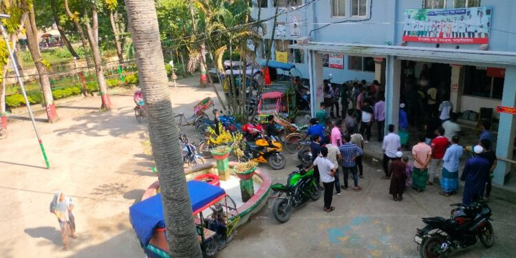 আড়াইহাজারে জরুরী বিভাগে ডাক্তারের উপর ছাত্রলীগের হামলা