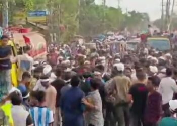 ফতুল্লায় নেত্রীদের উত্যক্ত : যুবলীগ ও ছাত্রলীগের সংঘর্ষ