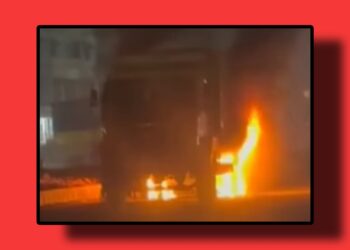 আদালত প্রাঙ্গণের সামনে সড়কে কাভার্ড ভ্যানে আগুন