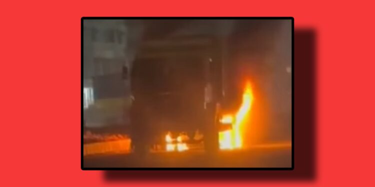 আদালত প্রাঙ্গণের সামনে সড়কে কাভার্ড ভ্যানে আগুন