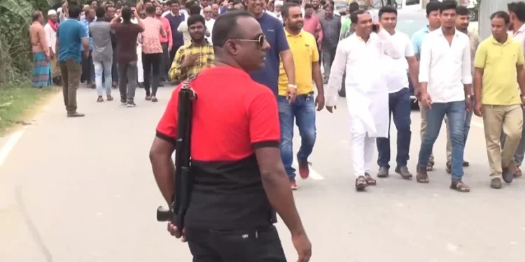 রূপগঞ্জে পাটমন্ত্রীর মনোনয়ন জমা, বাইরে অস্ত্র নিয়ে মহড়া