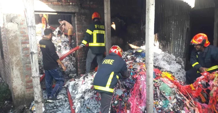 সিদ্ধিরগঞ্জে ঝুটের গুদামে আগুন